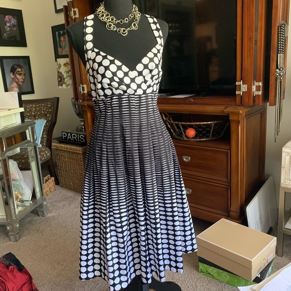 Calvin Klein black & white with POCKETS - Picture 1 of 3